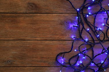 Ahşap masa parlak Noel ışıkları