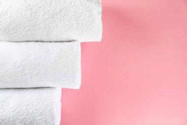 Renk arka plan üzerinde yumuşak havlu