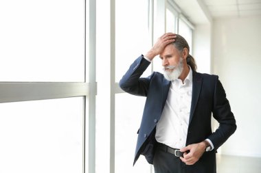 Ofiste hata yaptıktan sonra duygusal üst düzey iş adamı