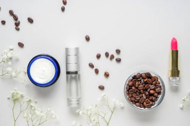 Beyaz arka plan üzerinde kozmetik ile kompozisyon