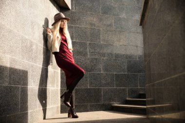 Sonbahar günü açık havada güzel moda kadın