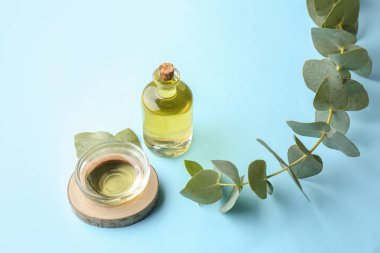 Şişe ve okaliptüs esans renk arka plan üzerinde kase