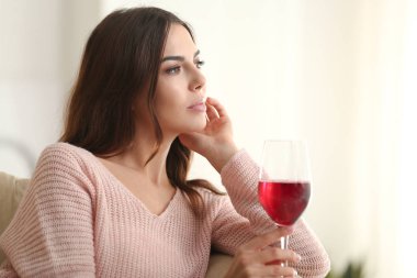 Güzel genç kadın, evde şarap içme