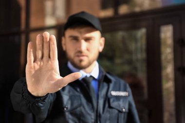 Erkek güvenlik görevlisi Stop jest açık havada gösterilen