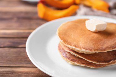 Plaka üzerine tereyağı ile yığın sıcak kabak krep