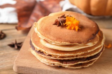 Ahşap tahta üzerinde kabak ile sıcak lezzetli gözleme yığını