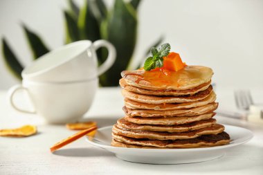 Plaka üzerinde kabak ile sıcak lezzetli gözleme yığını