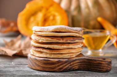 Ahşap tahta üzerinde yığın sıcak kabak krep