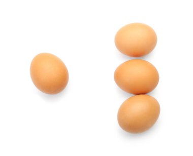 Beyaz arka planda çiğ tavuk yumurtası.