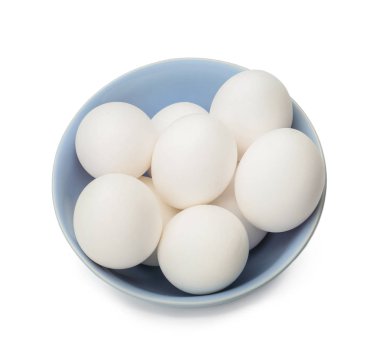 Beyaz arka plan üzerinde çiğ tavuk yumurtası ile kase