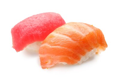 Beyaz zemin üzerine lezzetli suşi