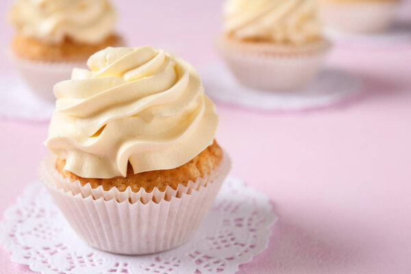 Вкусный кекс на цветном столе
