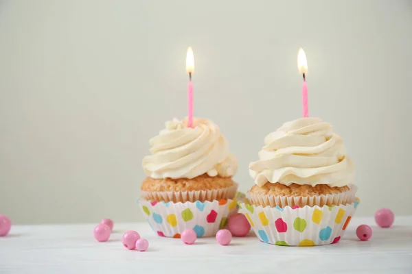 Läckra Birthday Cupcakes Med Brinnande Ljus Vitt Trä Bord — Stockfoto