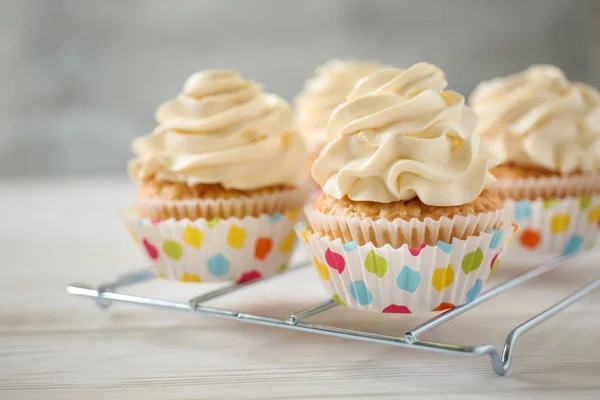 Estante Enfriamiento Con Deliciosos Cupcakes Mesa Madera Blanca Primer Plano — Foto de Stock