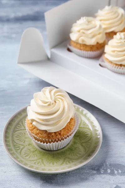 Plate Delicious Cupcake Grey Table — Stock Photo, Image