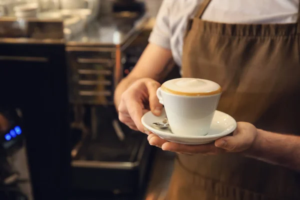 Barista Con Taza Café Aromático Fresco Cafetería —  Fotos de Stock