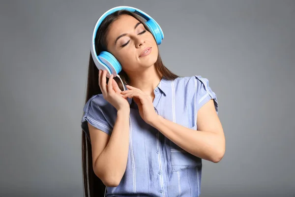 Όμορφη Γυναίκα Ακούτε Μουσική Γκρίζο Φόντο — Φωτογραφία Αρχείου