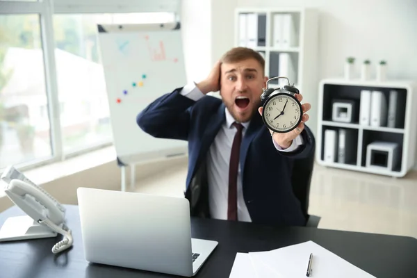 Gestresster Geschäftsmann Mit Wecker Büro — Stockfoto