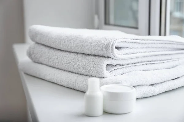 Cosmetics Folded White Towels Windowsill Indoors — Stock Photo, Image