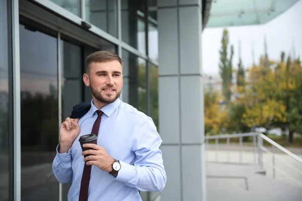 Joven Hombre Negocios Con Taza Café Aromático Aire Libre — Foto de Stock