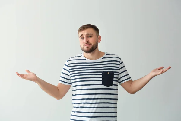 Emotionaler Junger Mann Nach Fehler Auf Weißem Hintergrund — Stockfoto