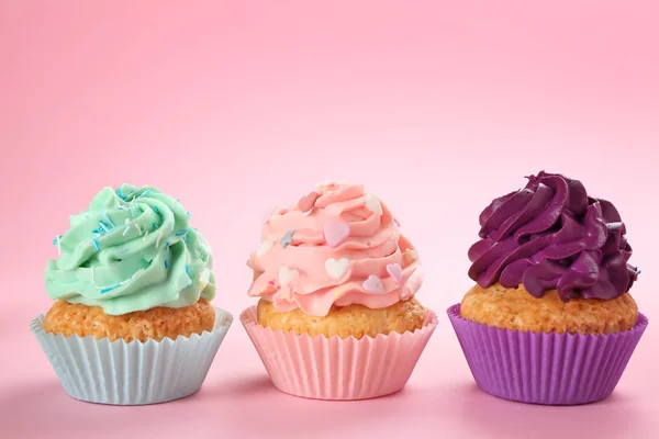 Sabrosos Cupcakes Sobre Fondo Color — Foto de Stock