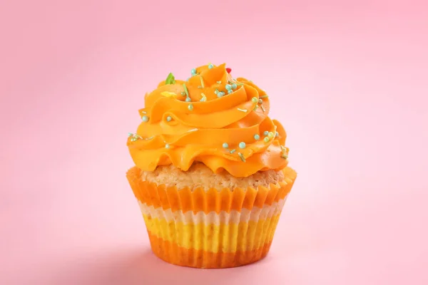 Νόστιμο Cupcake Στο Φόντο Χρώματος — Φωτογραφία Αρχείου