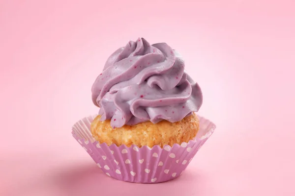 Sabroso Cupcake Sobre Fondo Color — Foto de Stock