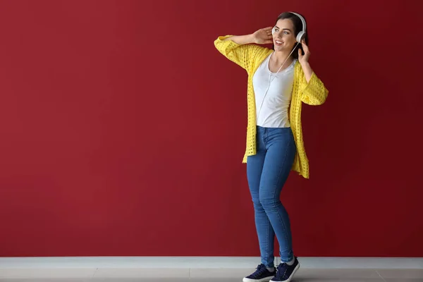 Beautiful Young Woman Listening Music Color Wall — Stock Photo, Image