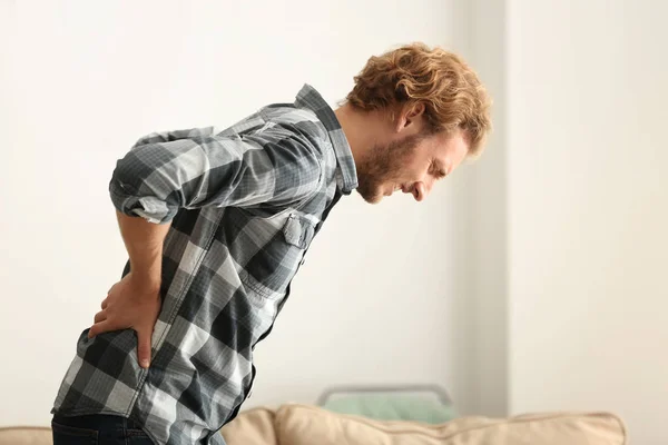 Joven Que Sufre Dolor Espalda Casa — Foto de Stock