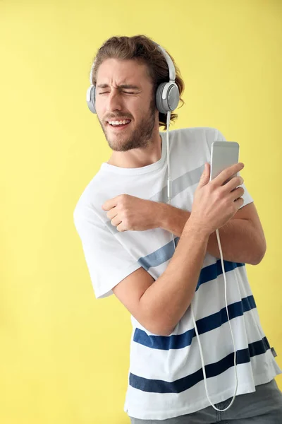 Hombre Guapo Escuchando Música Sobre Fondo Color —  Fotos de Stock