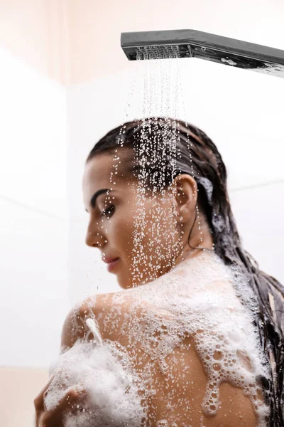 美しい若い女性は バスルームでシャワーを浴びて — ストック写真