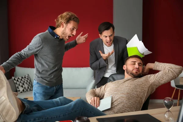 Homens Estressados Gritando Com Colega Preguiçoso Dormindo Local Trabalho — Fotografia de Stock