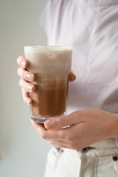 Vrouw Drinken Lekker Koude Koffie Close — Stockfoto