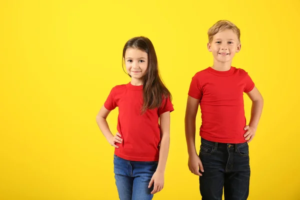 可爱的孩子在 T恤在颜色背景 — 图库照片