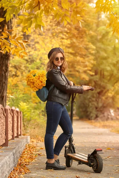 Красивая Молодая Женщина Скутером Осеннем Парке — стоковое фото
