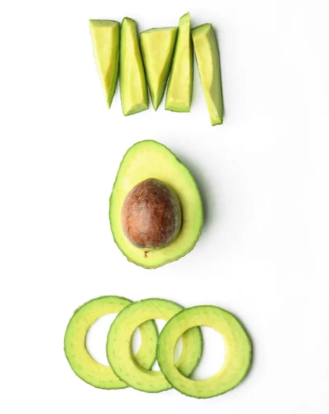 Composición Con Aguacate Cortado Sobre Fondo Blanco — Foto de Stock