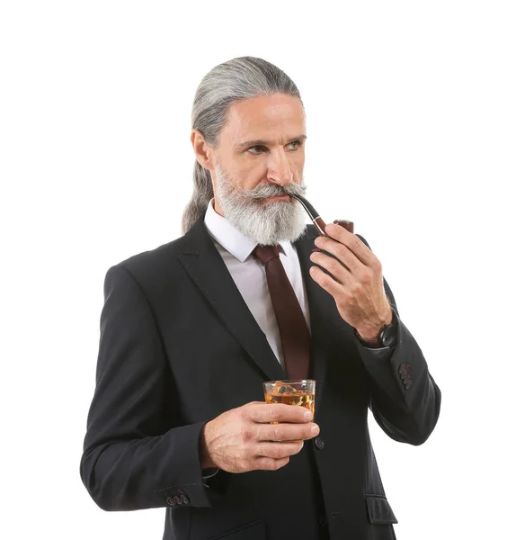 Uomo Affari Anziano Con Bicchiere Whisky Pipa Sfondo Bianco — Foto Stock