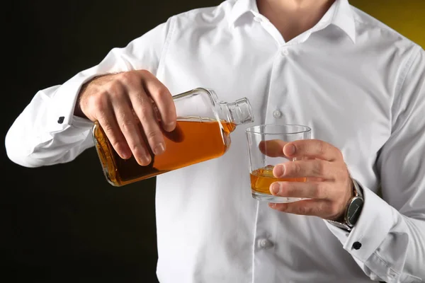 Empresario Vertiendo Whisky Vidrio Sobre Fondo Oscuro Primer Plano — Foto de Stock