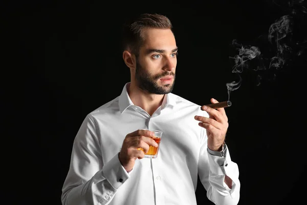 Empresario Con Vaso Whisky Cigarro Sobre Fondo Oscuro —  Fotos de Stock