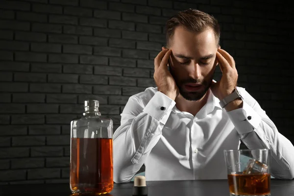 Drunk Man Glass Bottle Whiskey Sitting Table Dark Background — Stock Photo, Image