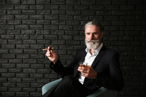 Starší Muž Pít Whisky Kouřit Doutník Tmavém Pozadí — Stock fotografie