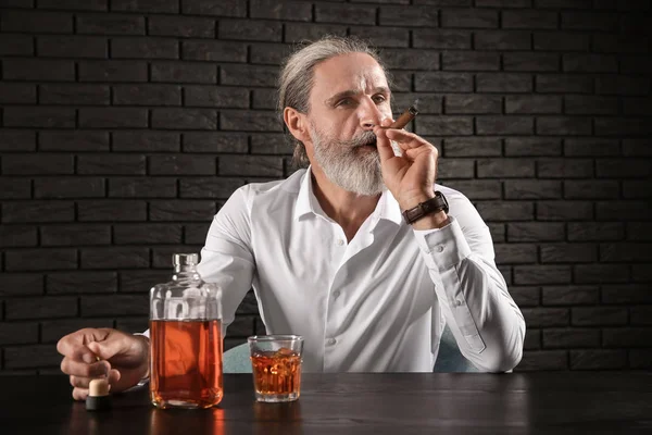 Uomo Anziano Che Beve Whisky Fuma Sigaro Sfondo Scuro — Foto Stock