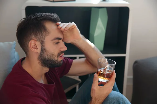 Giovane Ubriaco Con Bicchiere Whisky Casa — Foto Stock