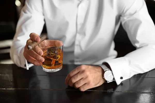 Ung Man Med Glas Whisky Och Cigarr Pub Närbild — Stockfoto