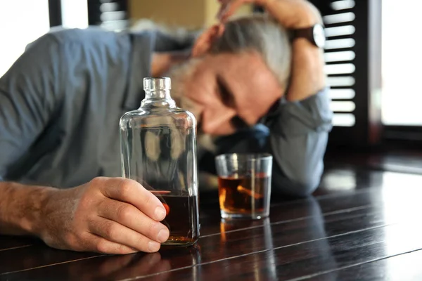 Hombre Mayor Deprimido Bebiendo Whisky Pub — Foto de Stock
