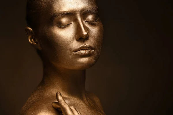Vacker Ung Kvinna Med Gyllene Färg Hennes Kropp Mot Mörk — Stockfoto