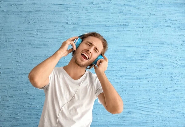 Jeune Homme Écoutant Musique Sur Fond Couleur — Photo