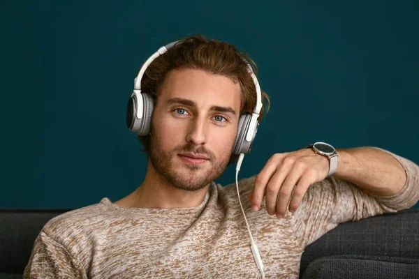 Young Man Listening Music Home — Stock Photo, Image