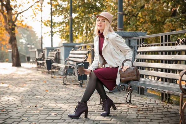 Vackra Fashionabla Kvinna Som Sitter Bänken Höst Park — Stockfoto